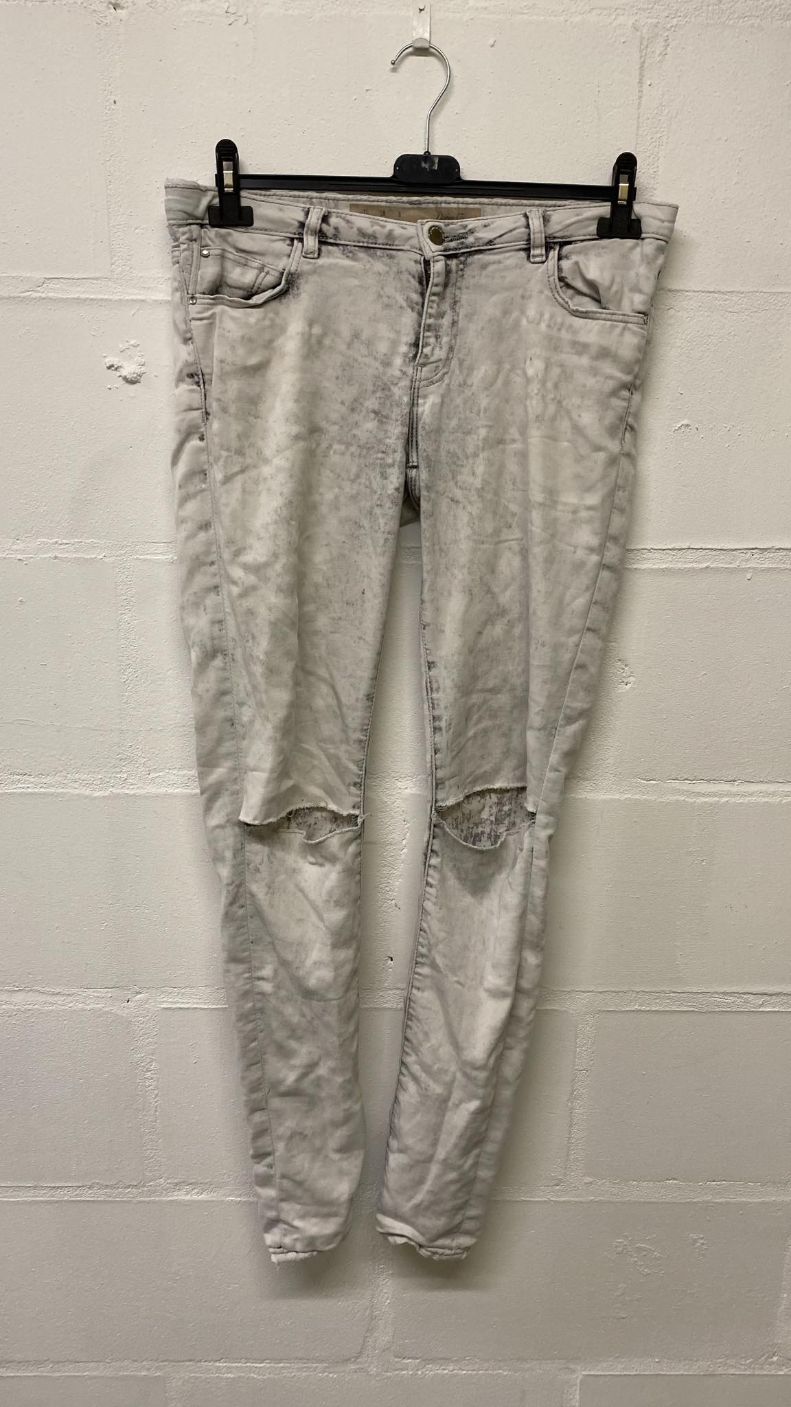 White distressed acid washed ripped jeans