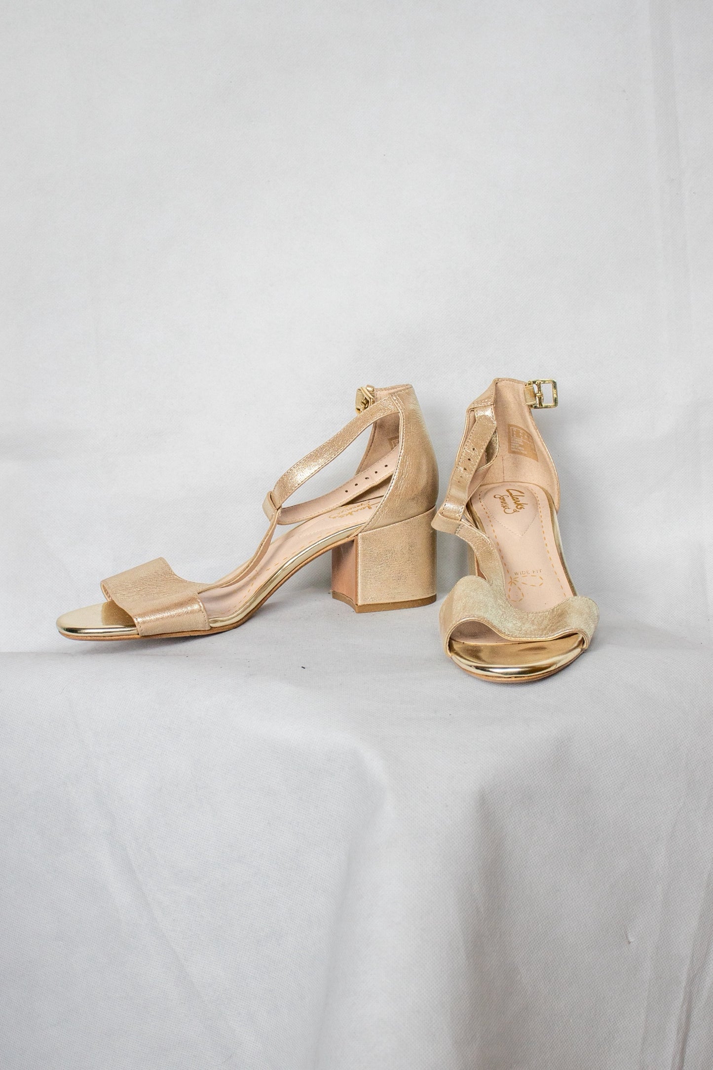 Gold Clarks chunky heels ahoea