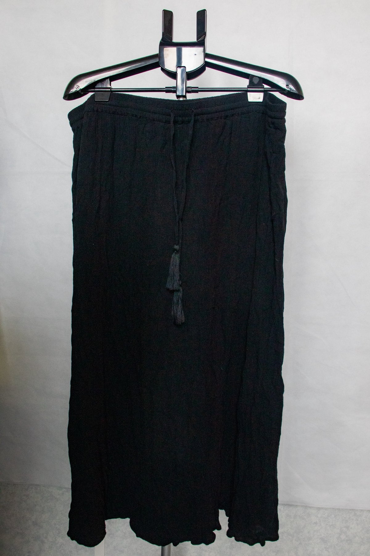 Black crinkly mid length skirt
